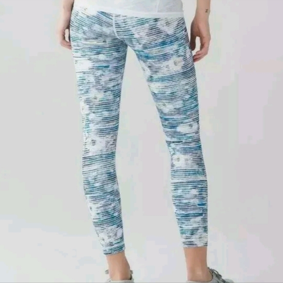 Lululemon Wunder Under Blurry Belle Multi Luxtreme size 6 EUC - Picture 3 of 4